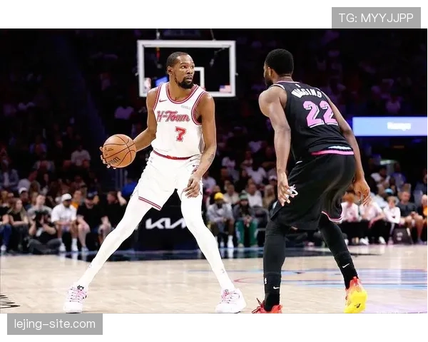 杜兰特关键挡拆拉开空间，三分效率明显高于哈登